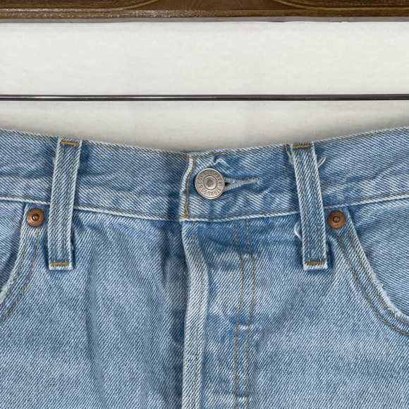 Levi's Premium 501 Light Wash Denim Retro Shorts Women's Size 30 Y2K 100% Cotton - Picture 2 of 11
